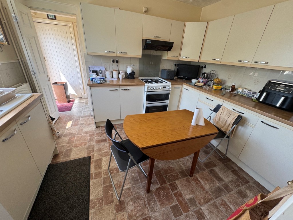 Lot: 137 - THREE-BEDROOM SEMI-DETACHED HOUSE - RESIDENTIAL INVESTMENT - Kitchen